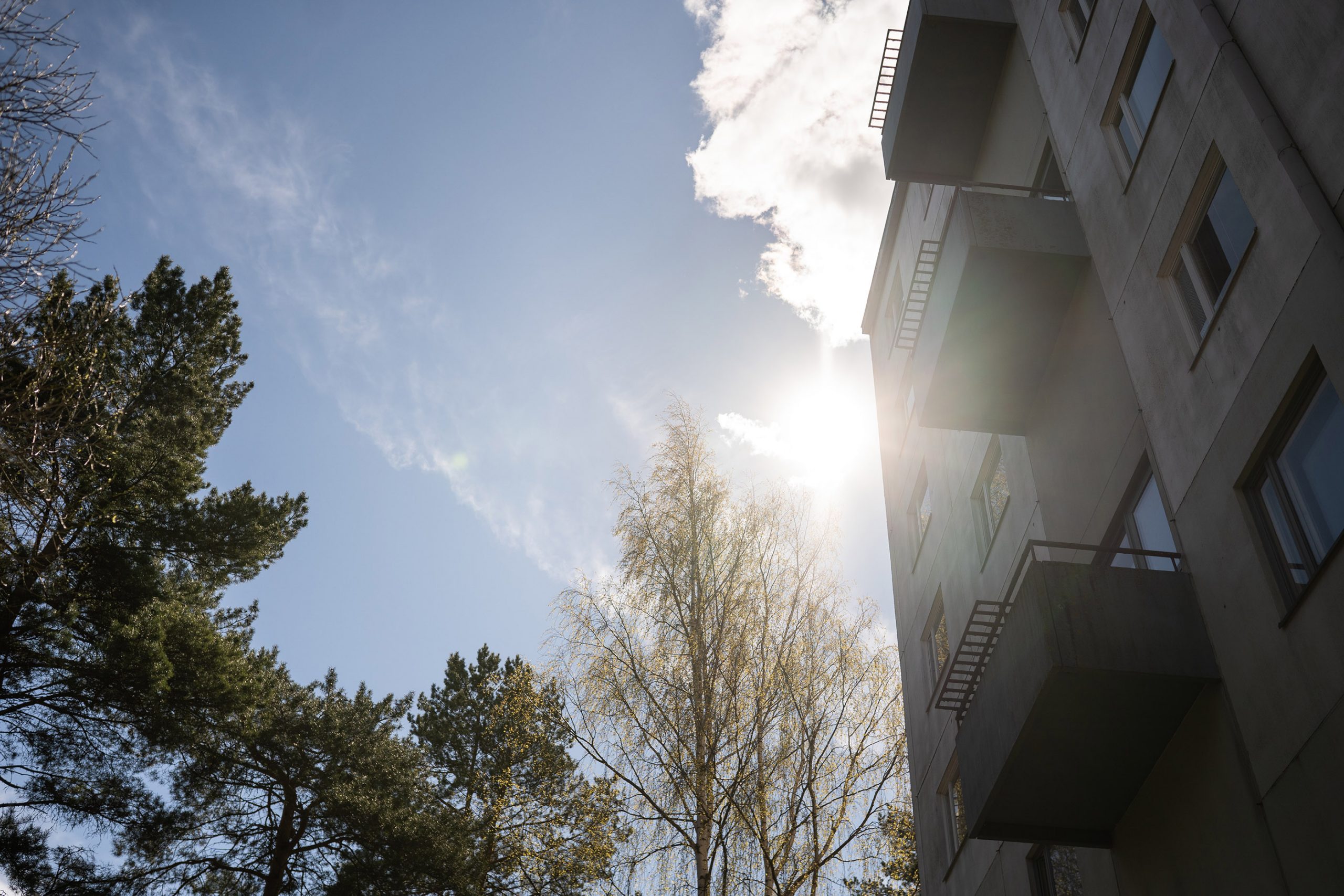 kuvituskuva, taloyhtiö aurinkoisella taustalla