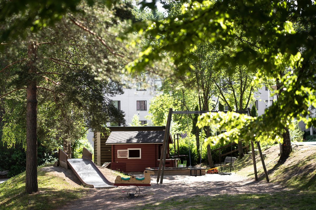 kuva vehreästä pihasta ja leikkipaikasta