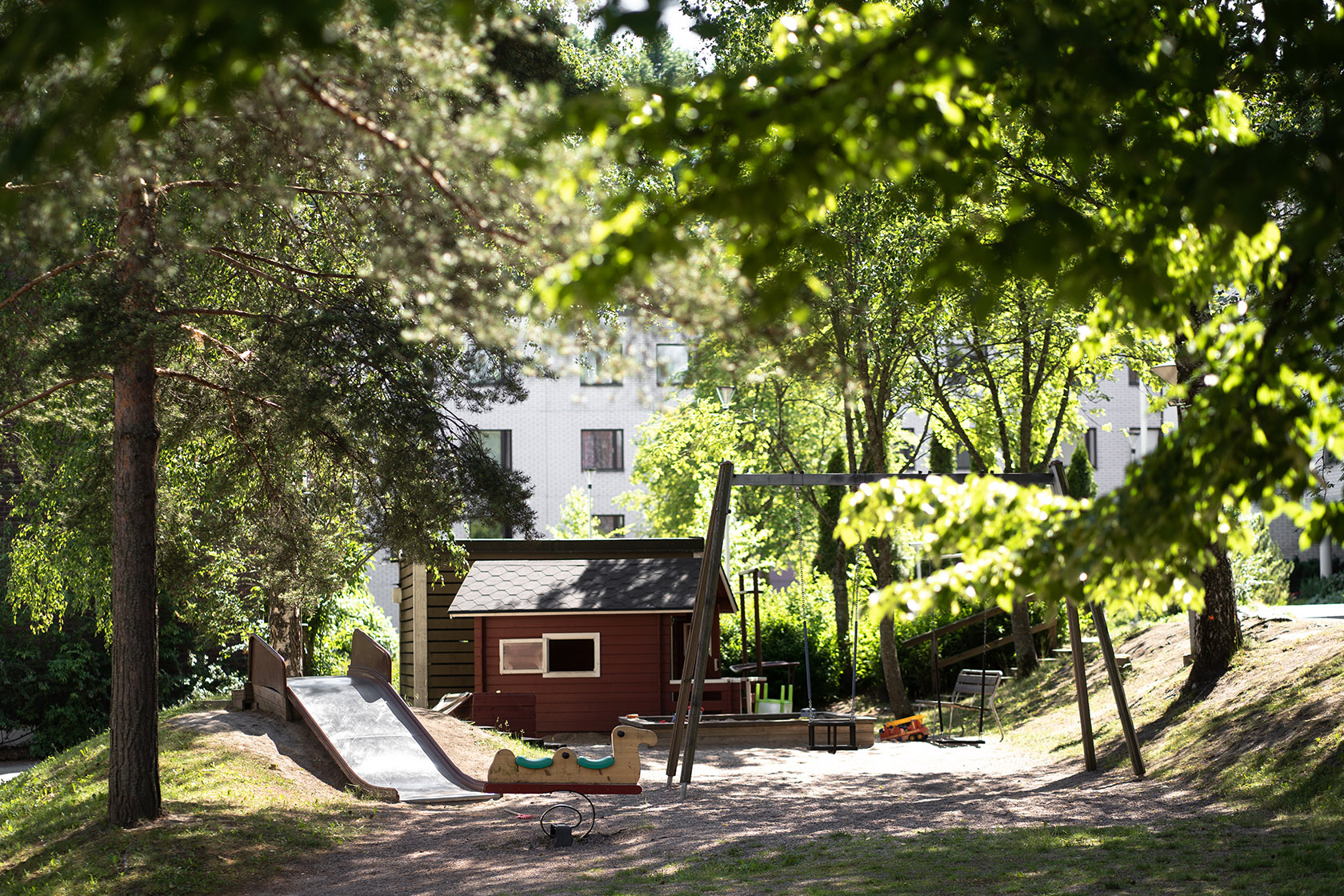 kuva vehreästä pihasta ja leikkipaikasta