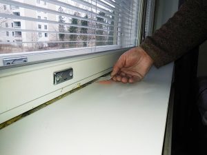 Visitkortet passar under en bristfälligt tätad fönsterkarm